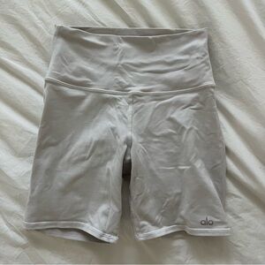 Alo Yoga White Biker Shorts in 7”